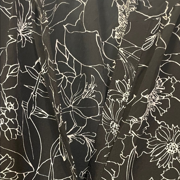New York & Company Black and White Floral Blouse - Picture 4 of 5